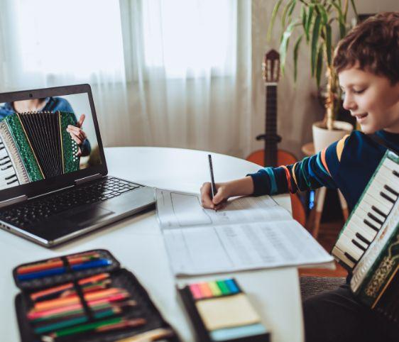 8cc853da-ef0b-4aec-818d-25c46174a57b-Navigating Online Accordion Lessons.jpg