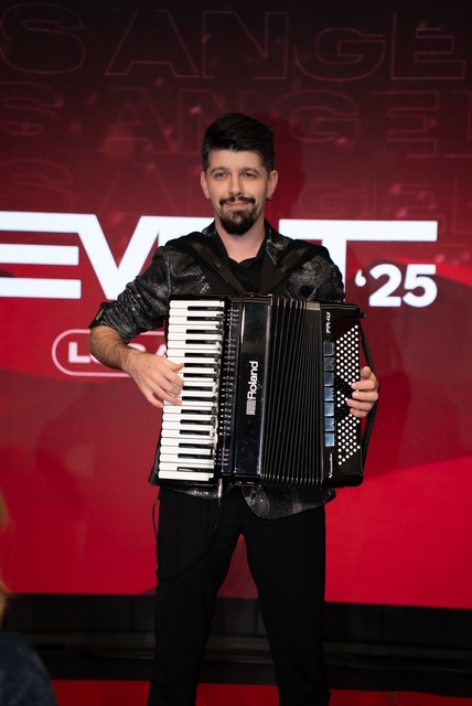 Aleksei Chebeliuk at a live event